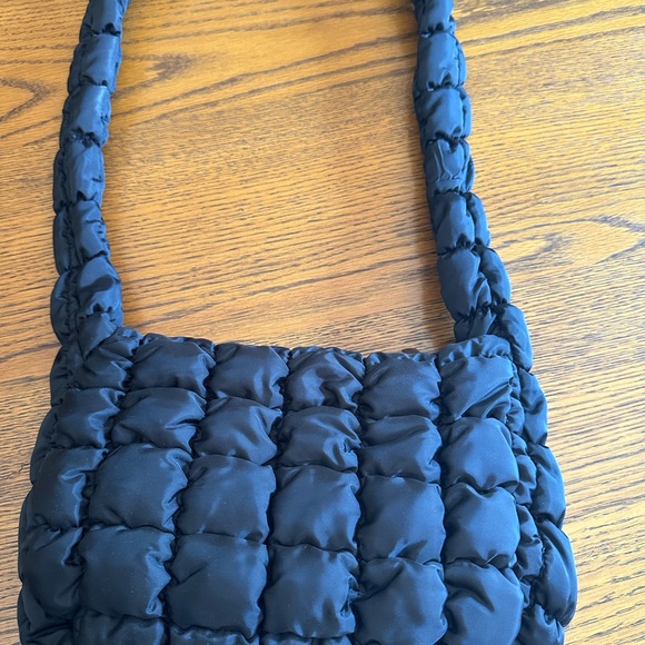 Chic Black Quilted Shoulder Bag - Picture 1 of 5